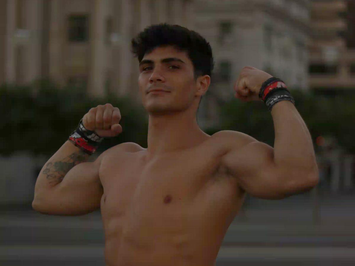 Samuel Mosquera posando en un parque de calistenia
