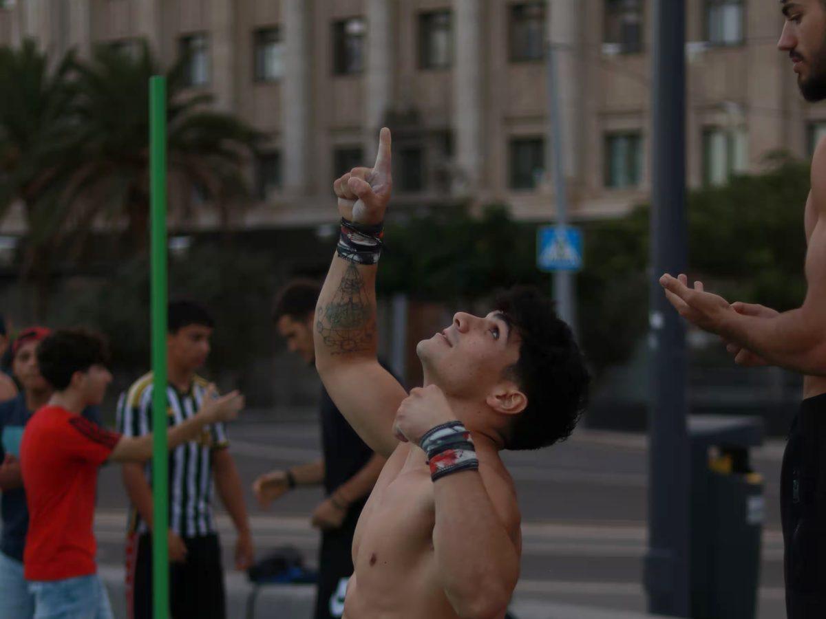 Samuel Mosquera en una quedada de calistenia al aire libre